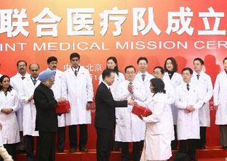 Chinese Premier Wen Jiabao (fifth from right) and his Indian counterpart Manmohan Singh attend a ceremony marking the establishment of the China-India joint medical team in Beijing on Monday, January 14, 2008. [Photo: Xinhua]