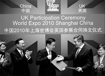 UK Prime Minister Gordon Brown (second from right) shakes hands with Shanghai Mayor Han Zheng at a program on Saturday after formally accepting the invitation to participate in the 2010 Shangahi World Expo. Reuters. (China Daily Photo)