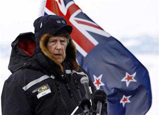 Sir Edmund Hillary, the first man to climb Mount Qomolangma, makes a speech during the 50th Anniversary celebration at Scott Base in Antarctica in this Jan. 20, 2007 photo. (Xinhua/Reuters Photo)