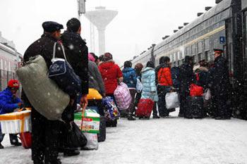 Passengers queue up for boarding at Yantai Railway Station in Yantai, a coastal city in east China's Shandong Province, Jan. 23, 2008. The 40-day Spring Festival travel peak across the country started on Jan. 23. Passengers in Yantai went on journey home for the Spring Festival celebration in heavy snow.(Xinhua Photo)