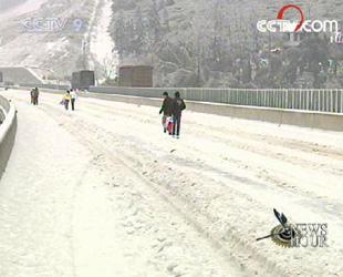 Bad weather has stranded many road travellers, especially in central China, where snow and freezing conditions have lasted for 11 days. (CCTV.com)
