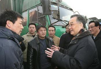 Chinese Premier Wen Jiabao(R) talks with a truck driver at the Zhuozhou service station of the Beijing-Shijiazhuang Expressway, in north China's Hebei Province, Jan. 25, 2008. Wen Jiabao inspected the Zhuozhou Service Station of the Beijing-Shijiazhuang expressway and Beijing's West Railway Station on Friday. (Xinhua Photo)