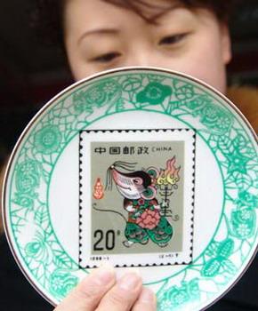 A saleswoman shows a porcelain tray with the image of a stamp portraying rat, which is the first one of 12 symbolic animals chosen to represent 12 years in the Chinese lunar calendar, in Jingdezhen, East China's Jiangxi Province on Friday, January 25, 2008. The tray issued by China Post is to greet the coming Chinese lunar New Year of the Rat, which falls on Feb. 7 this year. [Xinhua]