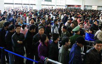 Passengers queue at the Fuzhou Railway Station to buy or refund tickets after the bad weather blocked trains arriving in Fuzhou, East China's Fujian Province, Jan. 27, 2008. (Xinhua Photo)