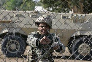 An Egyptian soldier closes part of a destroyed section of the border wall between the Gaza Strip and Egypt January 28, 2008.(Xinhua/AFP Photo)