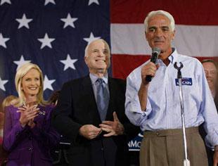 Florida Governor Charlie Crist (R) introduces Republican presidential candidate U.S. Senator John McCain (R-AZ) during a rally at the convention center of Tampa, Florida Jan. 28, 2008.(Xinhua/Reuters Photo)