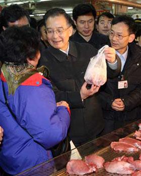 Chinese Premier Wen Jiabao (L2) inspects a farm produce market in Guangzhou, capital of south China's Guangdong Province, Jan. 30, 2008.(Xinhua Photo)