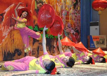 Chinese dancers perform at the Chinese Culture Center in Cairo, capital of Egypt, Jan. 30, 2008. More than 300 Egyptian and Chinese guests attended the celebration of forthcoming Chinese Spring Festival Wednesday night.(Xinhua Photo)