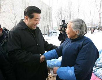 China's top political advisor Jia Qinglin pays a visit to snow and ice hit An Hui Province Friday to boost the morale of snow fighters and guide relief work.(Xinhua Photo)