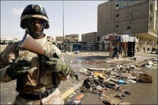 An Iraqi soldier secures the site of a suicide attack in Baghdad's Al-Ghazl market.(Xinhua/AFP Photo)