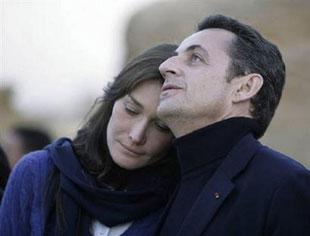 France's President Nicolas Sarkozy and Carla Bruni walk together during a visit to the Giza pyramids in Cairo, in this December 30, 2007 file photo. REUTERS/Nasser Nuri/Files 