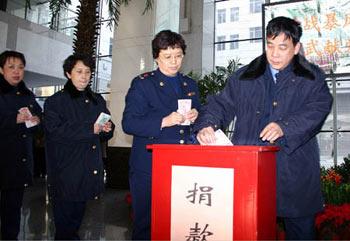 Officials of Xuanwu District cast banknotes to a box for donating the people suffering from the snowstorms，in Beijing, capital of China, Feb. 2, 2008. People of different sectors in China have engaged in helping the peopele suffering from the snow disaster by the means of donating relief goods and money.(Xinhua Photo)