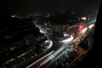 A main street in Chenzhou, Central China's Hunan Province is seen during a blackout on Feb. 2, 2008. Snow and sleet have severely damaged the power facilities around the city since mid-January and the electricity crisis has caused major disruptions to people days before the Chinese Spring Festival. (Xinhua Photo)