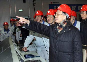 Chinese Premier Wen Jiabao inspects the Xiangtan Power Plant, the largest heat power plant in central China's Hunan Province, Feb. 2, 2008. (Xinhua Photo)