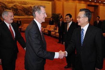 Chinese Premier Wen Jiabao said in Beijing on Monday that China is confident and capable in achieving the final victory in combating disasters incurred by low temperature, ice and heavy snow. Wen made the remarks at a seminar with more than 20 foreign experts who have been engaged in revolution and construction in China for a long time. (Xinhua Photo)