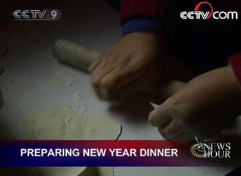 Young people in Chen Zhou are Preparing New Year dinner.(CCTV.com)