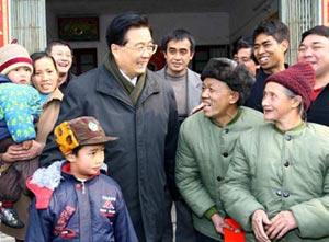 Chinese President Hu Jintao talks with local villagers in Bafang Village of Ziyuan County in southwest China's Guangxi Zhuang Autonomous Region during his inspection tour of the disaster-hit regions from Feb. 5 to 6, 2008. (Xinhua Photo)