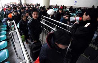 Passengers queue to enter the platform in Lanzhou railway station in northwest China's Gansu Province on Feb. 12, 2008. (Xinhua Photo)