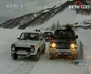 Hundreds of Georgian tourists and a small group of foreigners have been stranded at the mountain ski resort of Gudauri.(CCTV.com)