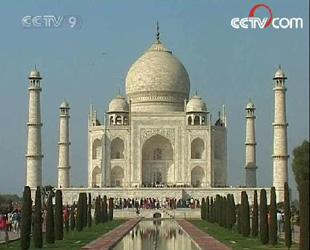 India's fabled monument of love, the Taj Mahal, is getting a makeover to remove the yellow tinge from its white marble exterior.(CCTV.com)