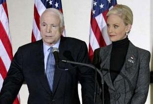 Republican US presidential front-runner John McCain (L) speaks as his wife Cindy listens during a news conference in Toledo, Ohio, Feb. 21, 2008. (Xinhua/Reuters Photo)