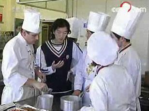 In an effort to satisfy Western tastes, Beijing Olympic organizers have sent hundreds of chefs to England to learn how to cook Western cuisine.