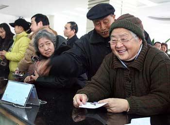 Vice Premier Wu Yi said that this year, China will expand its experiments in health insurance for non-working residents in half of the cities involved.