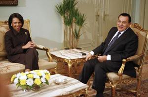 Egyptian President Hosni Mubarak (R) talks with U.S. Secretary of State Condoleezza Rice at the Presidential Palace in Cairo March 4, 2008. (Xinhua/Reuters Photo)