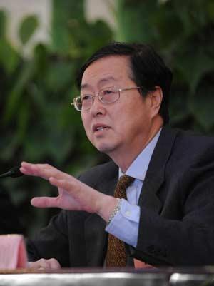 Zhou Xiaochuan, governor of the People's Bank of China, answers a question from journalists during a press conference on economic and social development and macroeconomic regulation held by the First Session of the 11th National People's Congress (NPC) at the Great Hall of the People in Beijing, capital of China, March 6, 2008.(Xinhua Photo)
