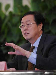 Zhou Xiaochuan, governor of the People's Bank of China, answers a question from journalists during a press conference on economic and social development and macroeconomic regulation held by the First Session of the 11th National People's Congress (NPC) at the Great Hall of the People in Beijing, capital of China, March 6, 2008. (Xinhua Photo)