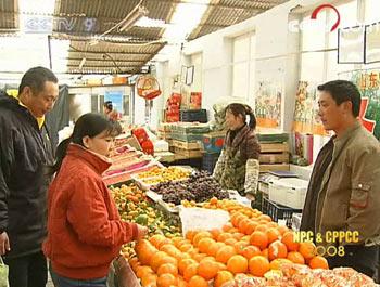 Beijing resident Su Aiping said, "Some vegetables are getting expensive now, but you can always find the most economical and nutritious combination. "
