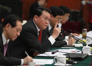 Joining deliberations with the lawmakers from the delegation of eastern Zhejiang Province, Li Changchun underlined the importance of training high-caliber personnel to greatly boost the country's cultural development.(Xinhua Photo)