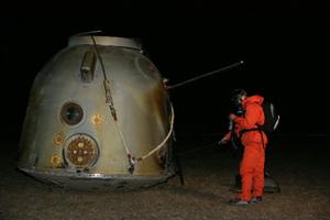 Photo taken on Oct. 17, 2005 shows the re-entry capsule of China's second manned spacecraft, Shenzhou-6, at its landing site in Siziwang Banner (County), north China's Inner Mongolia Autonomous Region. The re-entry capsule of the Shenzhou-6 sapcecraft, which blasted off on Oct. 12 from the Jiuquan Satellite Launch Center in northwest China's Gansu Province, touched down at the landing site in Siziwang Banner, at 4:33 am Oct. 17 (2033 GMT) following a five-day mission. (Xinhua File Photo)
