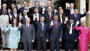 Heads of state and delegations wave during the taking of the official photo at the 20th Group of Rio Summit at the foreign ministry in Santo Domingo March 7, 2008. (Xinhua/Reuters Photo)