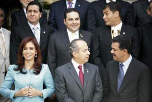 Presidents (L-R top) Martin Torrijos of Panama, Tony Saca of El Salvador, Rafael Correa of Ecuador, (L-R bottom) Cristina Fernandez of Argentina, Felipe Calderon of Mexico and Leonel Fernandez of the Dominican Republic pose for their group photo at the 20th Group of Rio Summit at the foreign ministry in Santo Domingo March 7, 2008. (Xinhua/Reuters Photo)