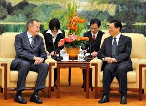 Chinese President Hu Jintao (R front) meets with former U.S. President George Bush in Beijing, capital of China, March 7, 2008. (Xinhua/Fan Rujun)