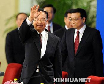 Chinese Premier Wen Jiabao (L front) arrives for a press conference after the closing ceremony of the First Session of the 11th National People's Congress (NPC) at the Great Hall of the People in Beijing, capital of China, March 18, 2008. The annual NPC session closed on Tuesday. (Xinhua Photo)