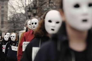 Iraq War demonstrators, wearing masks, march in front of the White House in Washington, Wednesday, March 19, 2008, to mark the fifth anniversary of the war in Iraq.(Xinhua Photo)