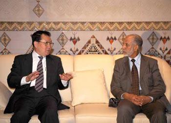 Algerian Prime Minister Abdelaziz Belkhadem (R) talks with Li Changchun (L), a member of the Standing Committee of the Political Bureau of the Central Committee of the Communist Party of China, March 22, 2008.(Xinhua Photo)
