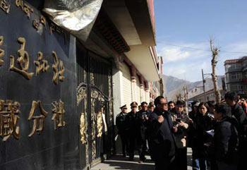 Wangdui(C), a managerial personnel with Xinhua News Agency Tibet Branch, tells how the agency's building was burnt by the rioters as overseas journalists listen during an interview in Lhasa, capital of southwest China's Tibet Autonomous Region, March 27, 2008. A tour by overseas reporters to cover the aftermath of the Lhasa riot went on as scheduled on Thursday. The reporters, from 19 media organizations including the U.S.-based Associated Press, Britain's Financial Times and the South China Morning Post in Hong Kong, were touring the Tibetan capital on a three-day trip in Lhasa following the riot on March 14.(Xinhua Photo)