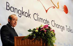 Yvo de Boer, Executive Secretary of the United Nations Framework Convention on Climate Change (UNFCCC) secretariat, gives a speech at a news conference on April 1, the second day of the Bangkok talks. (Xinhua/AFP Photo)