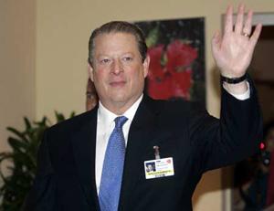 Former U.S. Vice President Al Gore waves to journalists as he arrives at the side event of the U.N. Climate Change Conference 2007 in Nusa Dua, on Bali island, December 13, 2007. (Xinhua/Reuters Photo)