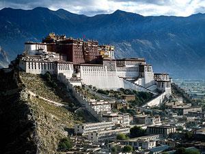 Potala Palace, the symbol of the autonomous region, was closed after the riots. In late March, the palace was reopened. There are about a hundred tourists here every day, and the number is continuing to grow.