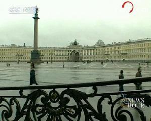 Located on the bank of the Neva River, the Palace Square is perhaps the city's most impressive attraction.  (CCTV.com)