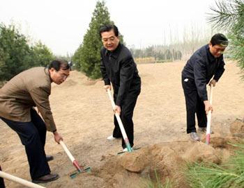 Chinese President Hu Jintao (C) takes part in tree planting at the Olympic Forest Park in Beijing, capital of China, April 5, 2008. (Xinhua Photo)