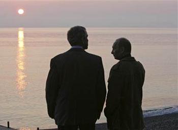 President George W. Bush (L) and his Russian counterpart Vladimir Putin watch the sunset at the Bocharov Ruchei residence at the Black Sea in Sochi April 5, 2008.(Xinhua/Reuters Photo)