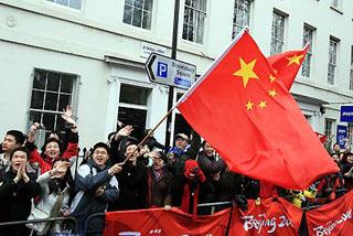 People crowd in Chinatown to watch the Olympic torch relay in London, capital of Britain, April 6, 2008. London is the fourth stop of the 2008 Beijing Olympic Games torch relay outside the Chinese mainland.(Xinhua Photo)
