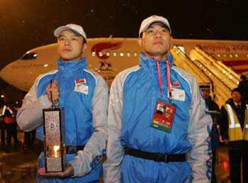 Two flame guards show the lantern which holds the Olympic flame at the airport in Paris, capital of France, April 6, 2008. Paris is the fifth stop of the 2008 Beijing Olympic Games torch relay outside the Chinese mainland.(Xinhua Photo)