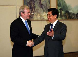 Chinese President Hu Jintao (R) shakes hands with Australian Prime Minister Kevin Rudd who attends the annual meeting of the Boao Forum for Asia (BFA) in Sanya, south China's Hainan Province, April 12, 2008. (Xinhua/Ju Peng)