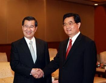 Hu Jintao (R), general secretary of the Communist Party of China Central Committee, shakes hands with Vincent Siew, chairman of the Taiwan-based Cross-Straits Common Market Foundation, in Boao, south China's Hainan Province, April 12, 2008. [Xinhua]